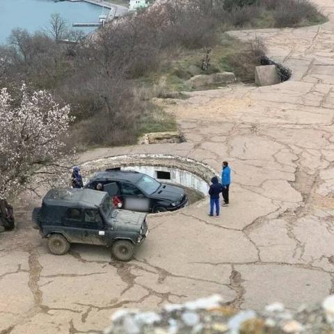 В Балаклаве машина провалилась в орудийный окоп времен Великой Отечественной  