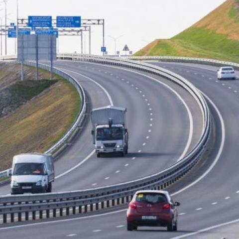 Движение по "Тавриде" перекрыто под Севастополем из-за схода грунта  