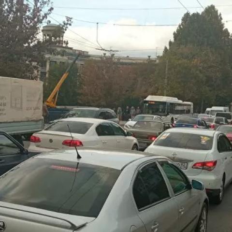 Пробки "парализовали" Симферополь